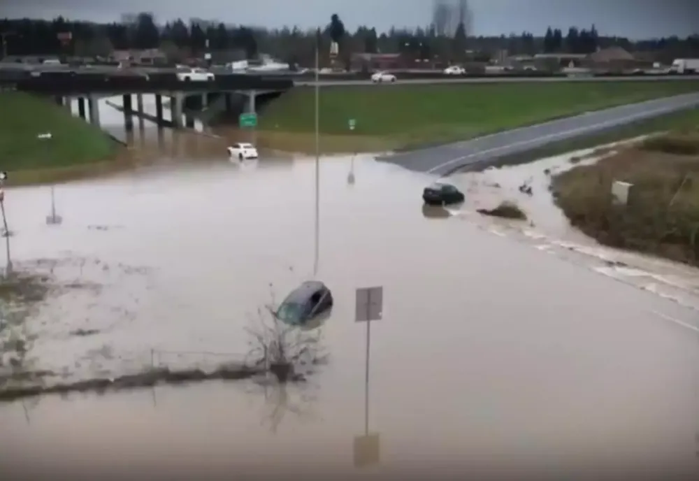 Inundații istorice în SUA și Canada. Oameni salvați de pe acoperiș