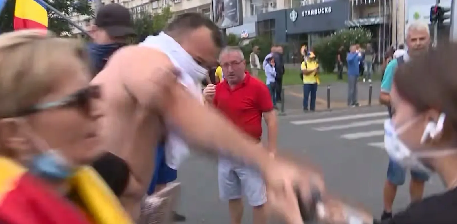 Individul care agreseaza echipa Realitatea Plus la protestul din Piața Victoriei. Foto/Realitatea