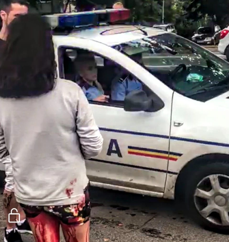 fata cu sange pe picioare