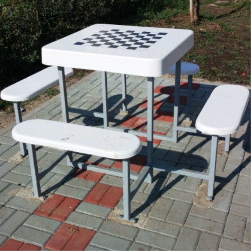 Mese de șah și cișmele de până la 422.000 de lei 