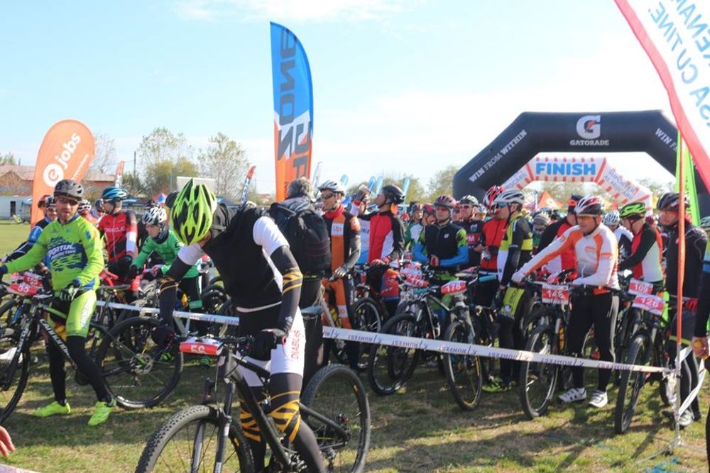 Sute de bikeri participă la Maratonul Dunării