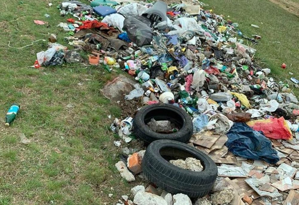 Aruncau dejecțiile și gunoaiele la marginea comunei Șendreni