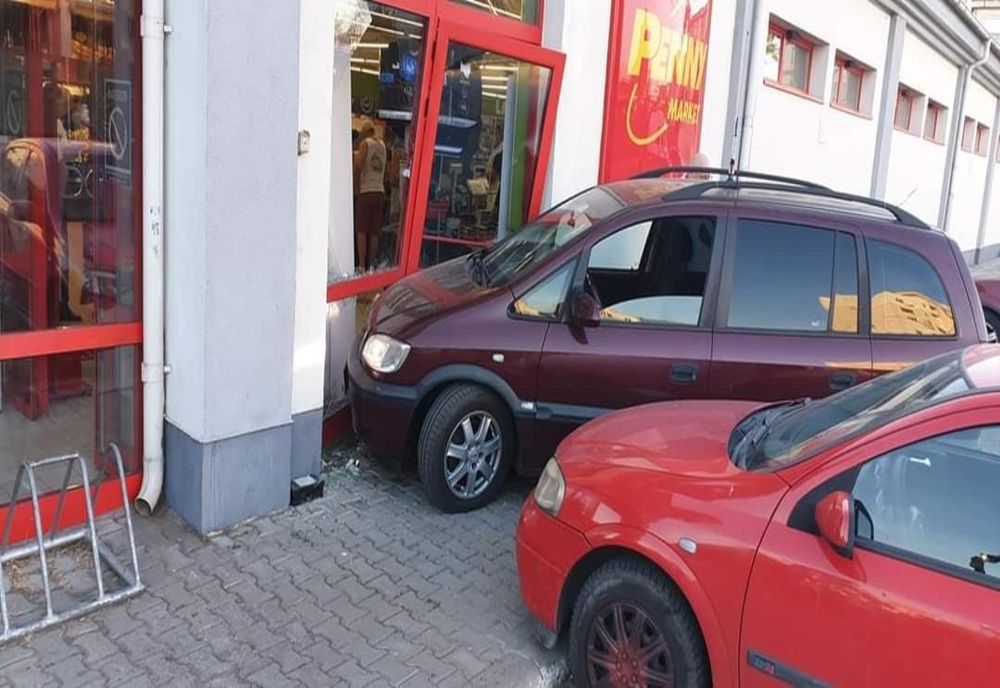 A intrat în geamul supermarketului - cauza accidentului este neatenția