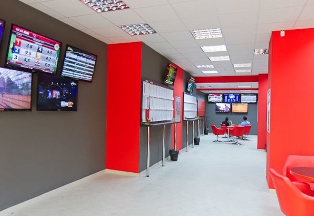 O casă de pariuri a refuzat să închidă la ora 23