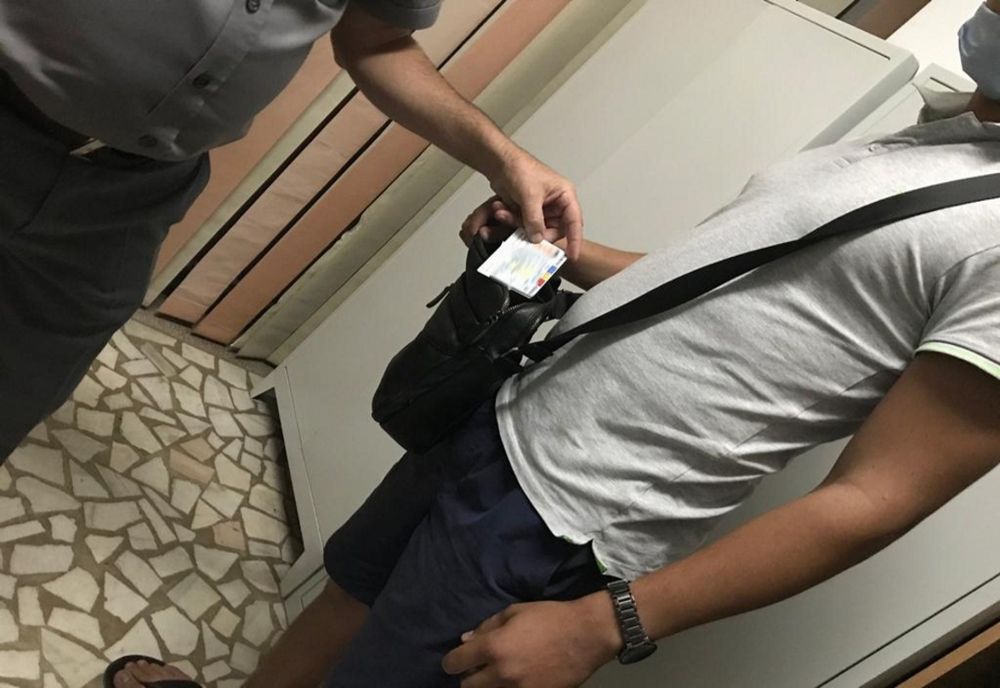 Carte de identitate falsă descoperită asupra unui moldovean