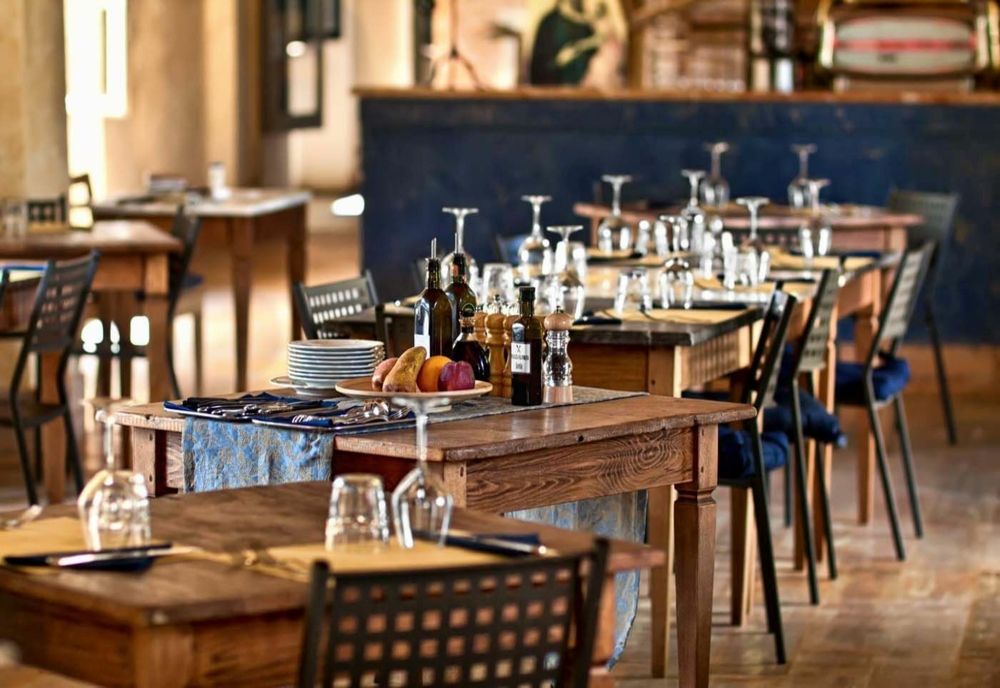 Schimbare de planuri: restaurantele, cinematografele și sălile de spectacol pot funcționa la 30% din capacitate