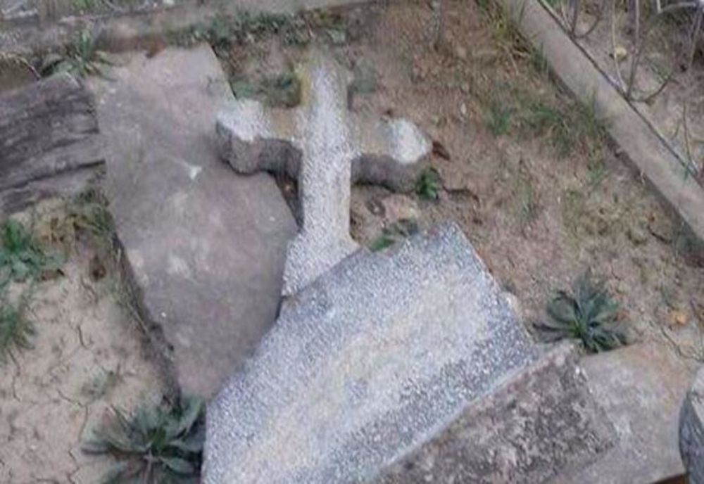 Cimitir devastat de doi copii