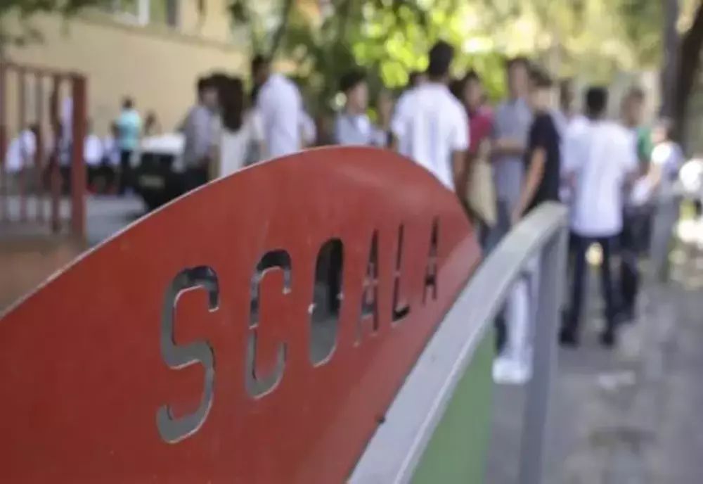 Purtarea măştii devine obligatorie de azi pe o rază de 100 de metri în jurul şcolilor