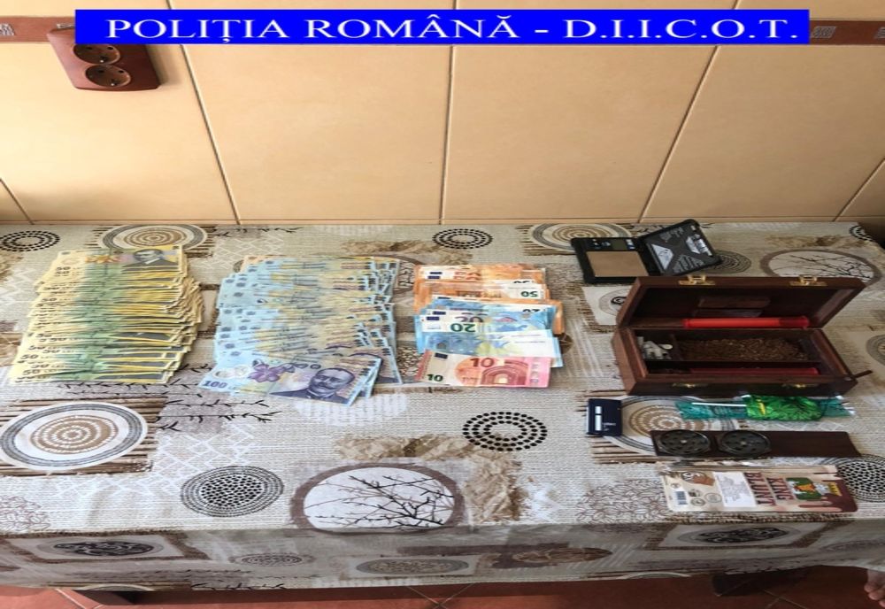 FOTO| Traficanţi de droguri prinşi de procurorii DIICOT în urma unor percheziţii