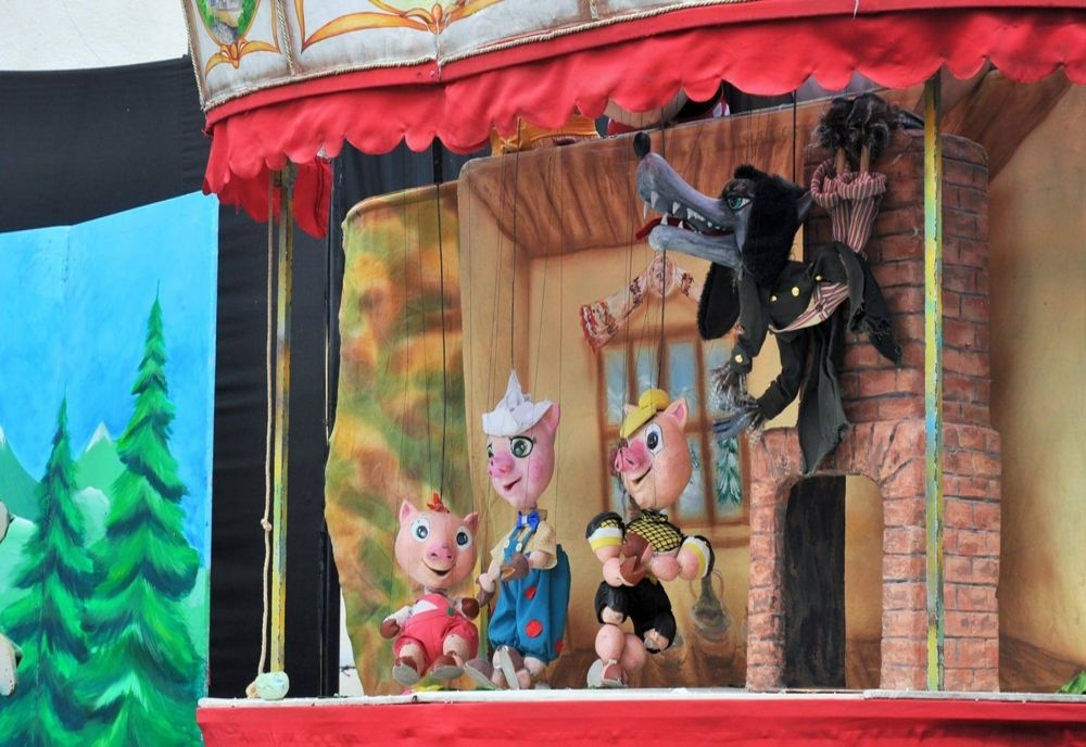 „Cei Trei Purceluși se joacă la Teatrul de Păpuși „Gulliver”