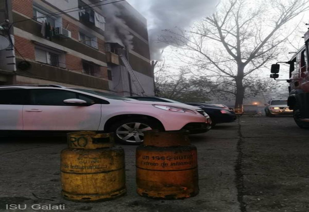 Două persoane decedate şi 25 evacuate, în urma unui incendiu într-un apartament