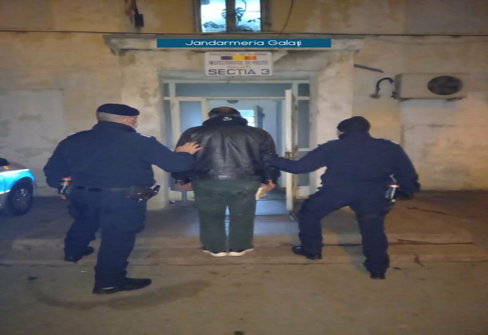Hoțul din farmacie identificat pe stradă de jandarmii gălățeni