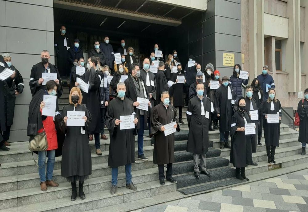 Avocatii Baroului Galati au protestat pe treptele Palatului Justitiei