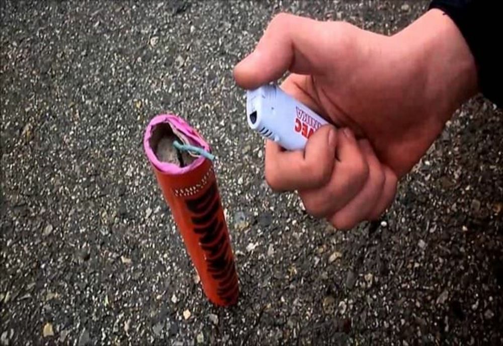 Două persoane rănite de petarde