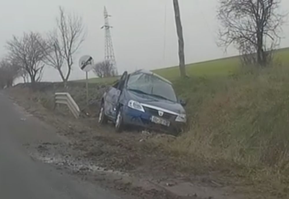Un șofer de 72 de ani a pierdut controlul volanului și a intrat într-un mal de pământ