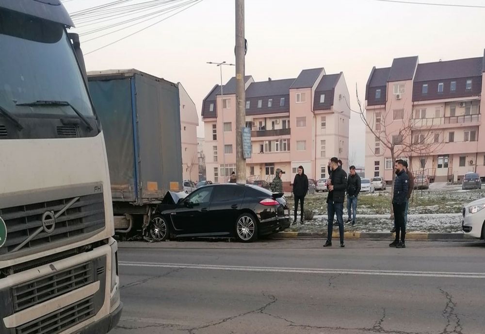 Un Porsche Panamera s-a oprit în spatele unui TIR