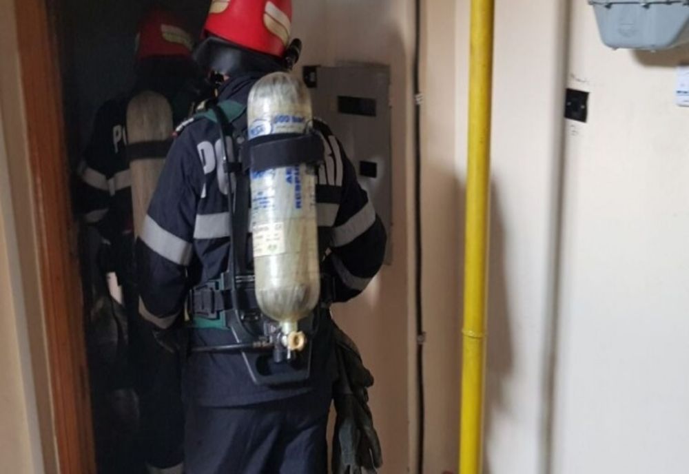 Incendiu violent într-un bloc din Galați