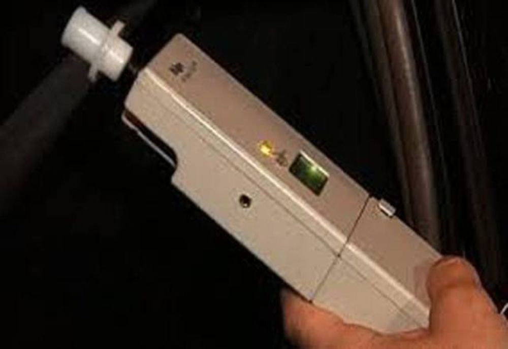 Depistat la volan cu o alcoolemie de 0,99 mg/l în aerul expirat