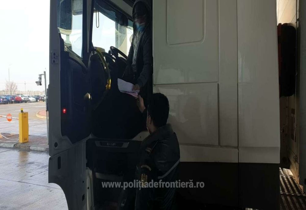 A vrut să intre în România folosind un document fals