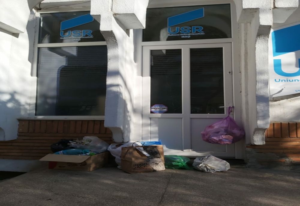 USR-iștii au făcut plângere penală după ce au găsit saci și cutii cu gunoaie la ușa sediului din Galați
