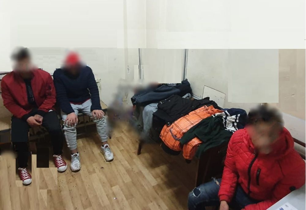 Trei tineri prinși la furat de haine din uscătoare