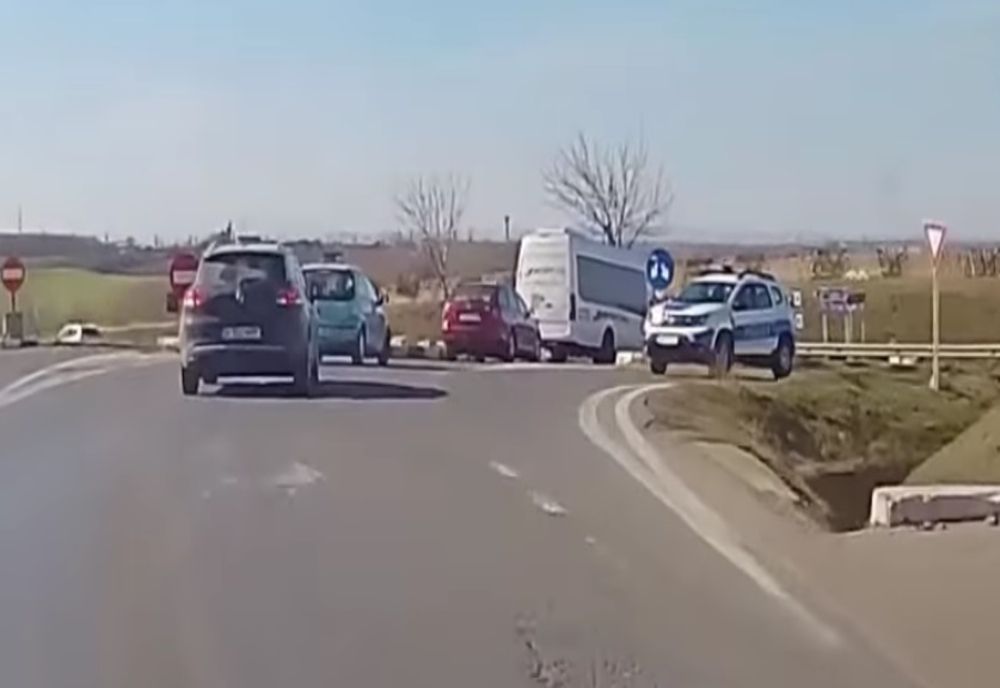 Autospecială a poliției circula pe contrasens la intrarea în Tecuci