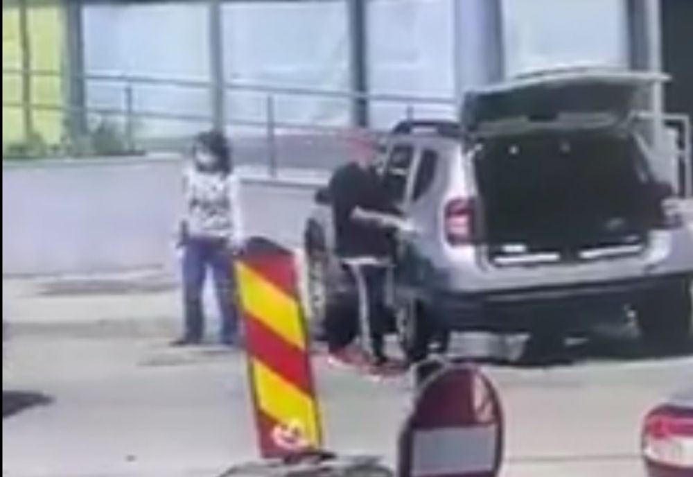 Surprinși când furau dale de beton de pe un șantier