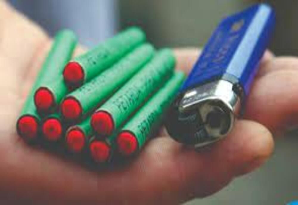 Percheziții la domiciliul unui tânăr gălățean bănuit de deținere ilegală de materiale pirotehnice