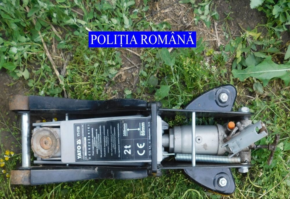 Percheziții domiciliare într-un dosar de furt calificat