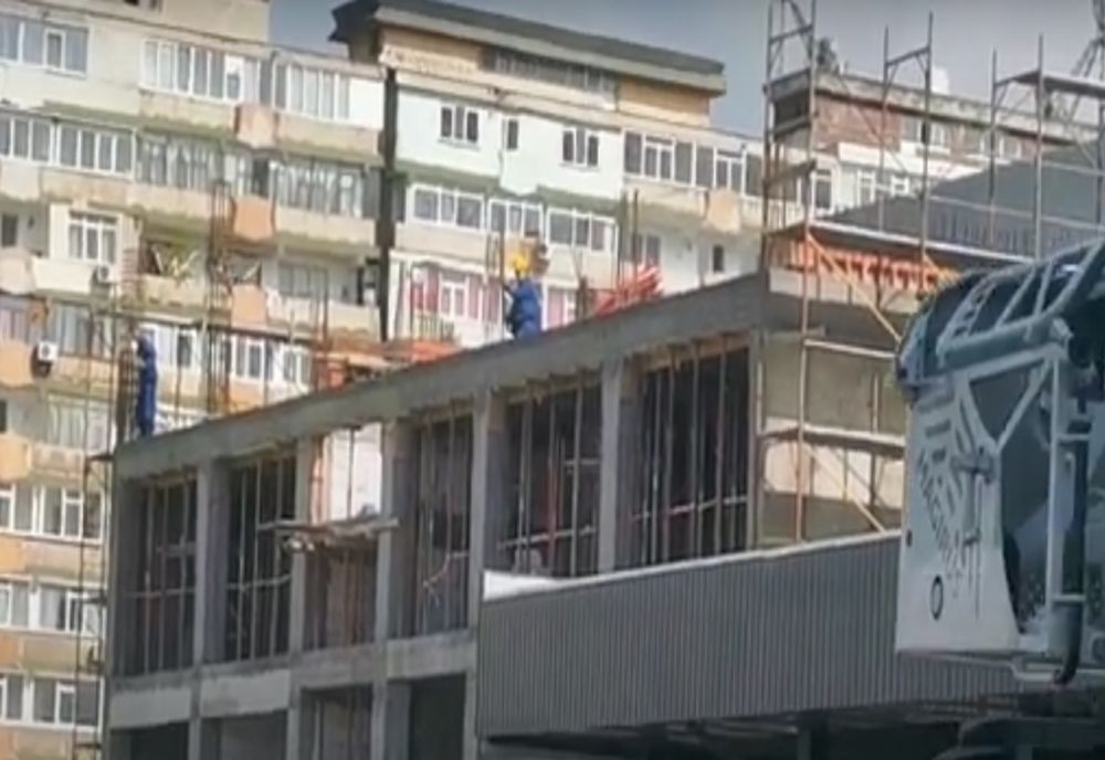 Unui muncitor care lucra pe schelă la fațada Spitalului Județean i s-a făcut rău