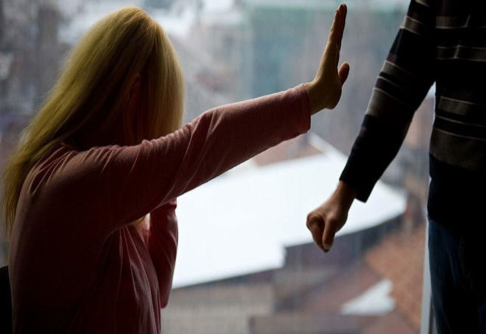 Concubin gelos și-a bătut și sluțit iubita