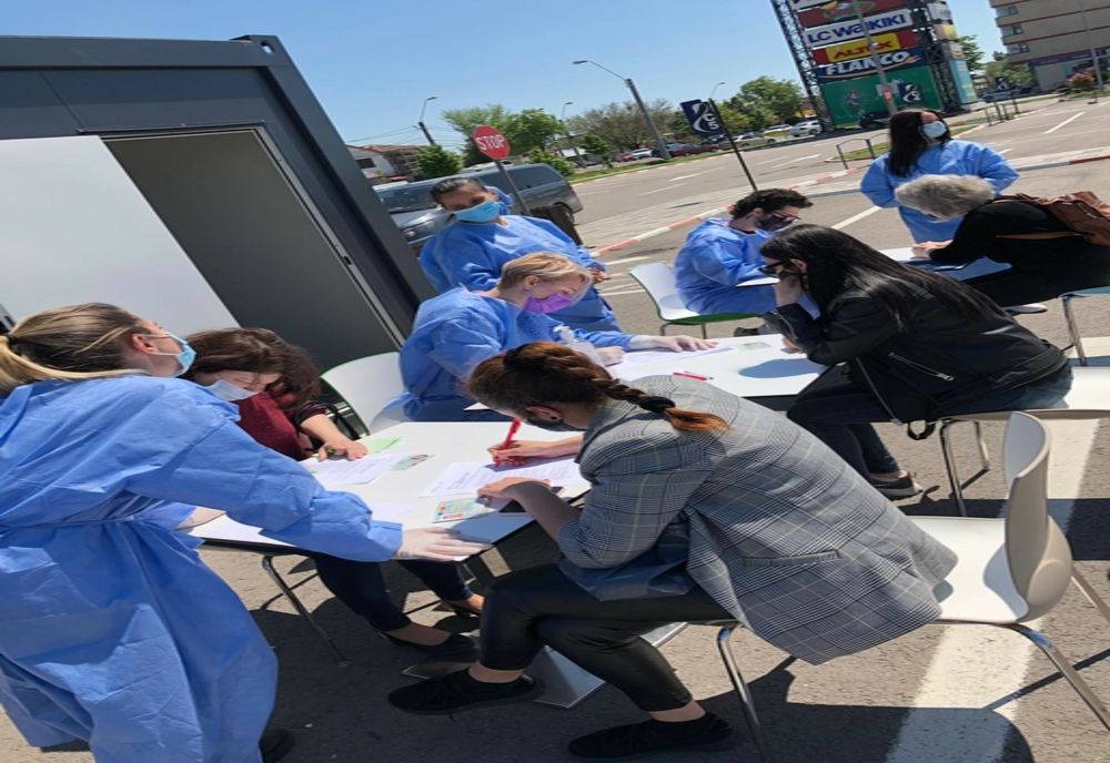 20 de studenți la Facultatea de Medicină şi Farmacie din cadrul Universităţii "Dunărea de Jos" fac voluntariat în centrul drive-through