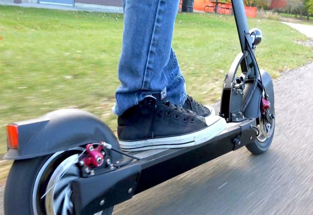 A acroșat cu mașina cu bărbat care se deplasa cu trotineta și a părăsit locul accidentului