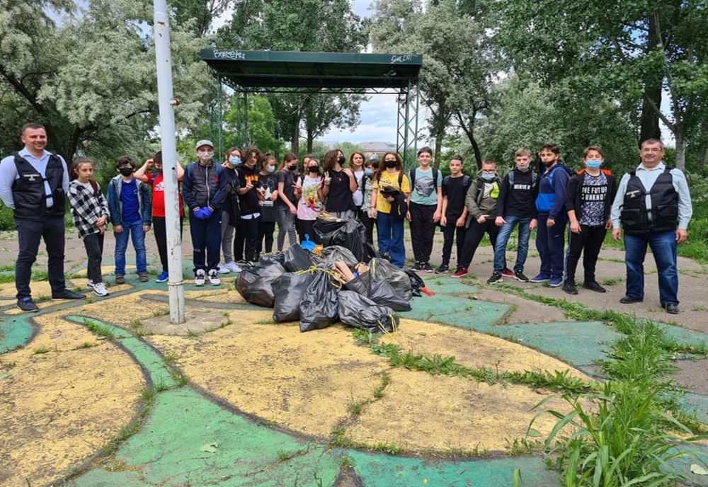 Acțiune de ecologizare pe „Insula Cercetaşilor” din Tecuci