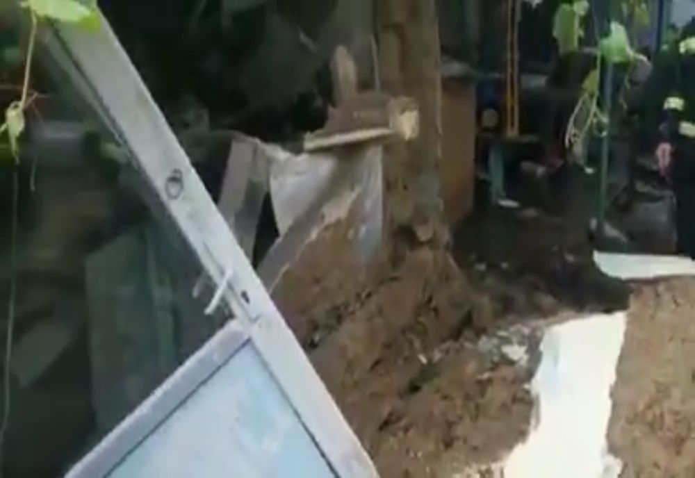 O bătrână a fost prinsă sub tavanul prăbușit de la bucătăria de vară