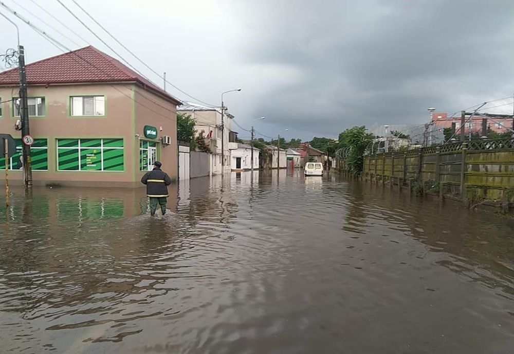 Foto/ Străzi inundate și copaci căzuți în Galați