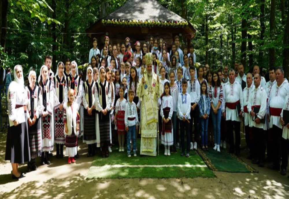 Sărbătoarea Preasfintei Treimi în pădurea Buciumenilor