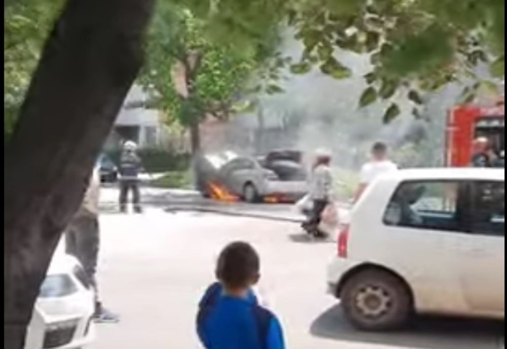 O mașină a luat foc în mers