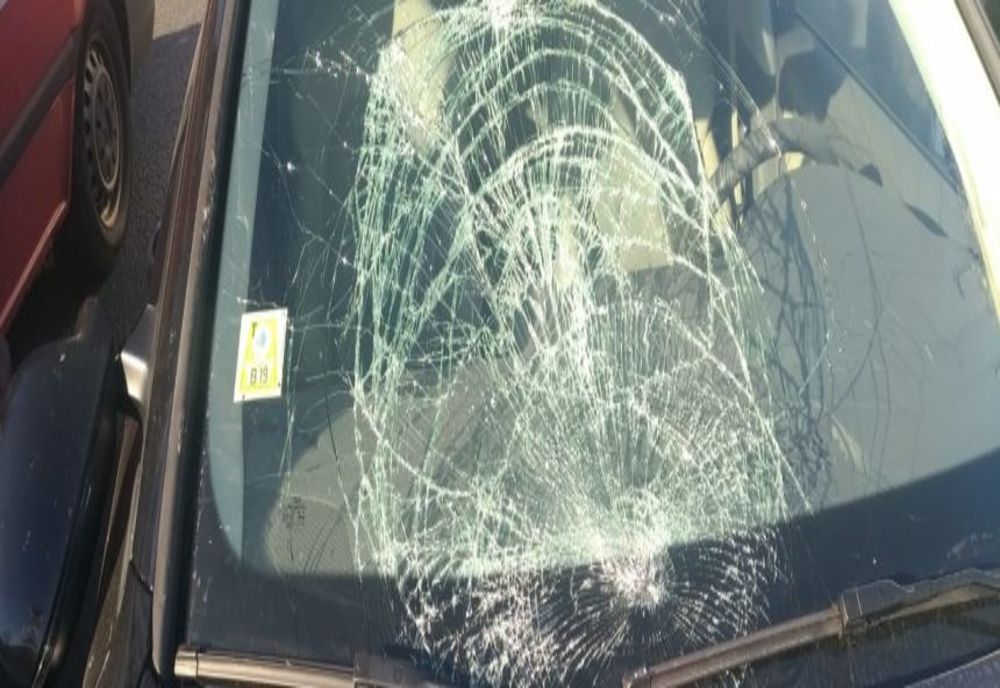 Minoră de 7 ani acroșată de un autoturism în timp ce traversa strada prin loc nepermis