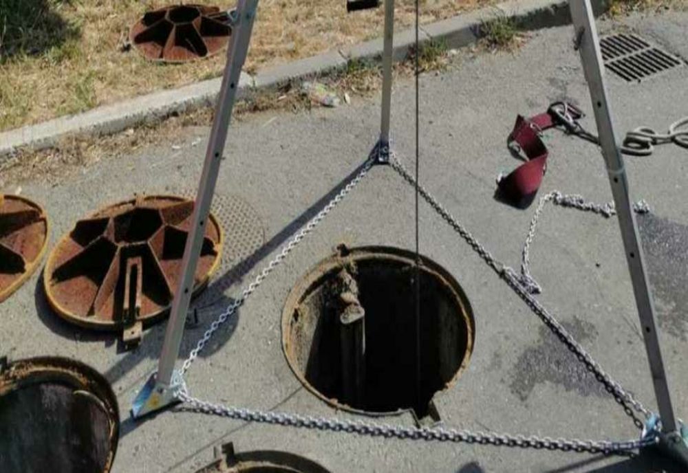 Doi muncitori de la Apă Canal care interveneau într-un canal tehnic au fost găsiţi inconştienţi