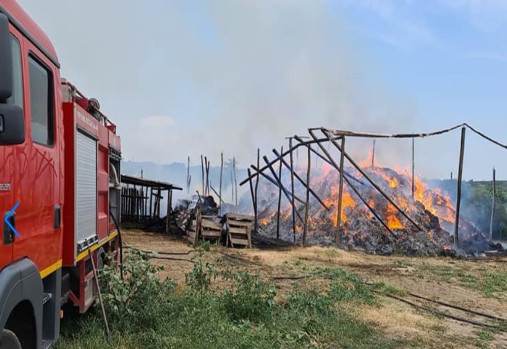 Incendiu izbucnit pe o proprietate privată în comuna Ungureni