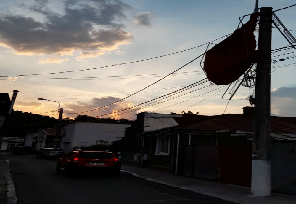 Acoperiș smuls de furtună în cartierul gălățean Dunărea