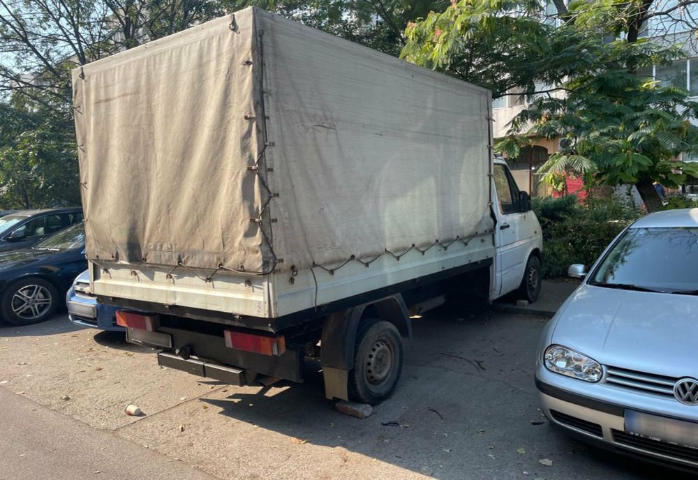 Se ridică mașinile abandonate în cartiere