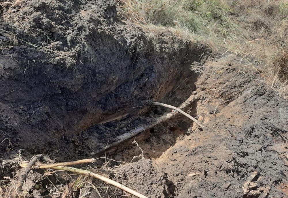 Foto: Conductă de petrol spartă, în zona comunei Schela