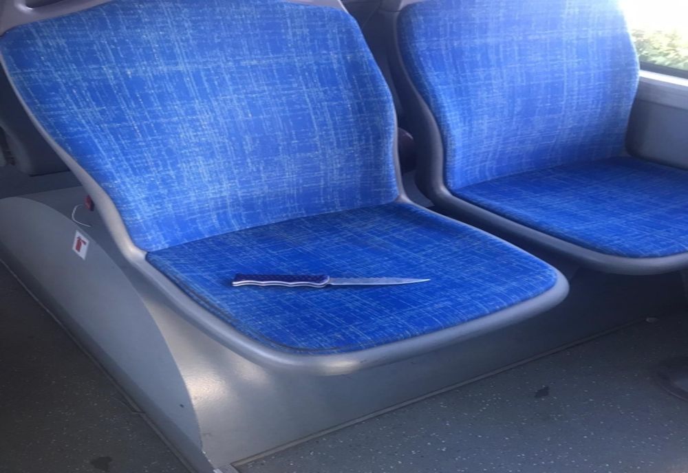 Într-un autobuz din Galați, un tânăr amenința alte două persoane cu un cuțit 