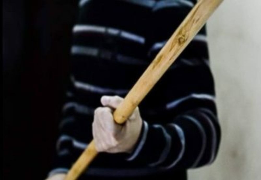 Reținut pentru 24 de ore după ce l-a lovit pe un bărbat cu un obiect din lemn în cap