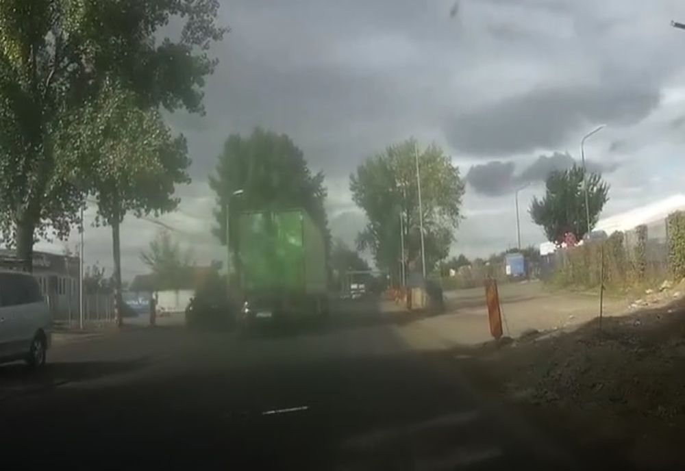 Video: Aflat în depășire a intrat cu mașina sub TIR-ul din fața sa