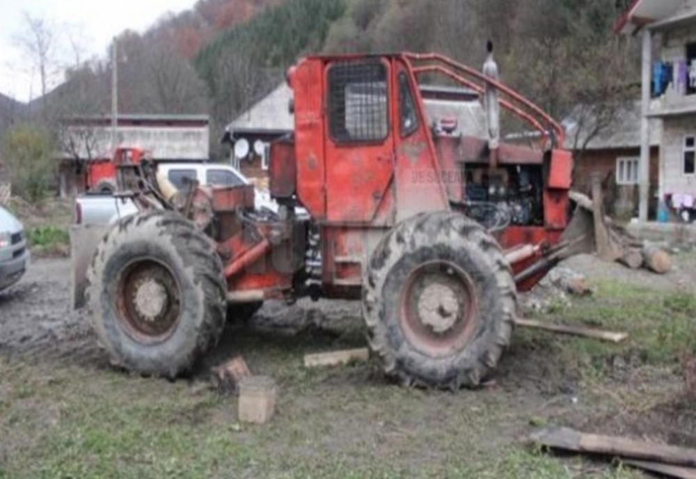 Un ”tractorist” băut și fără permis la volanul unui tractor neînmatriculat, s-a ales cu dosar penal după ce ”pasagerul” de pe tocător a căzut
