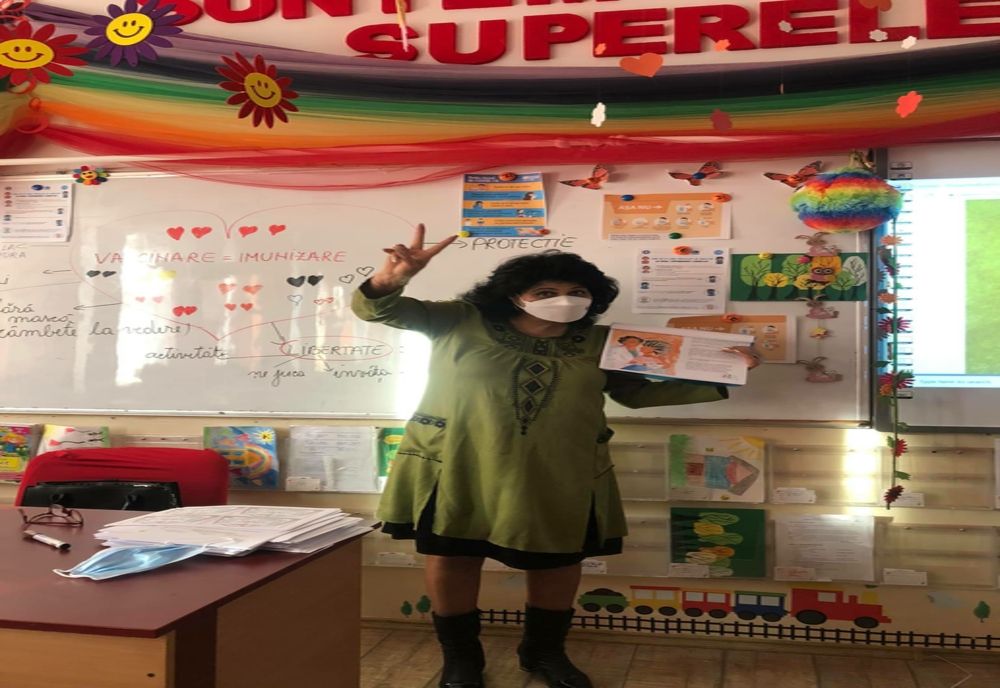 O învățătoare din Tecuci jignită pe Facebook, prin zeci de comentarii, după o lecție despre vaccinare