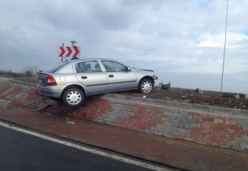 A fugit de polițiști și s-a oprit în sensul giratoriu